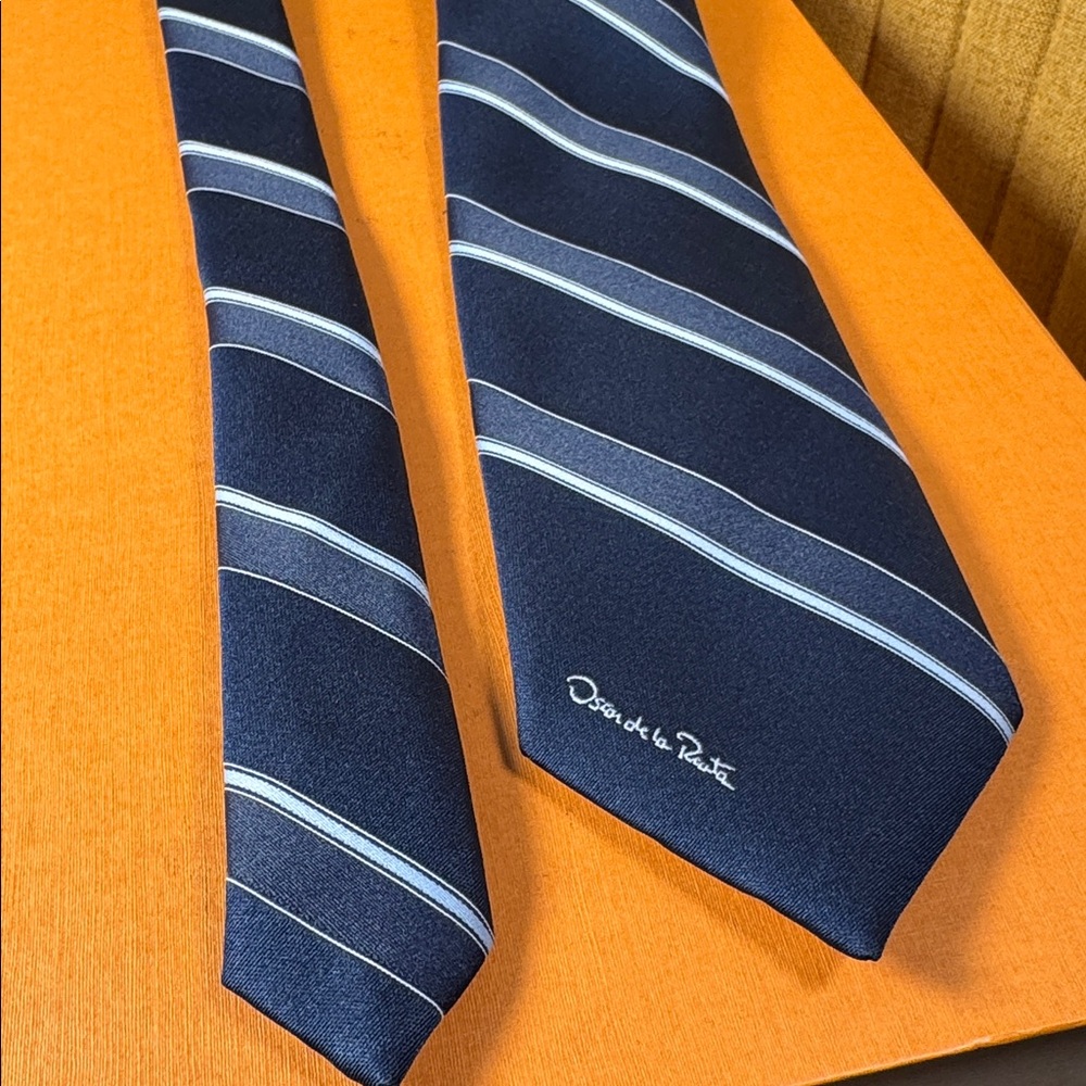 Classic Navy Striped Tie by Oscar De 
La Renta blueL XW2.75”